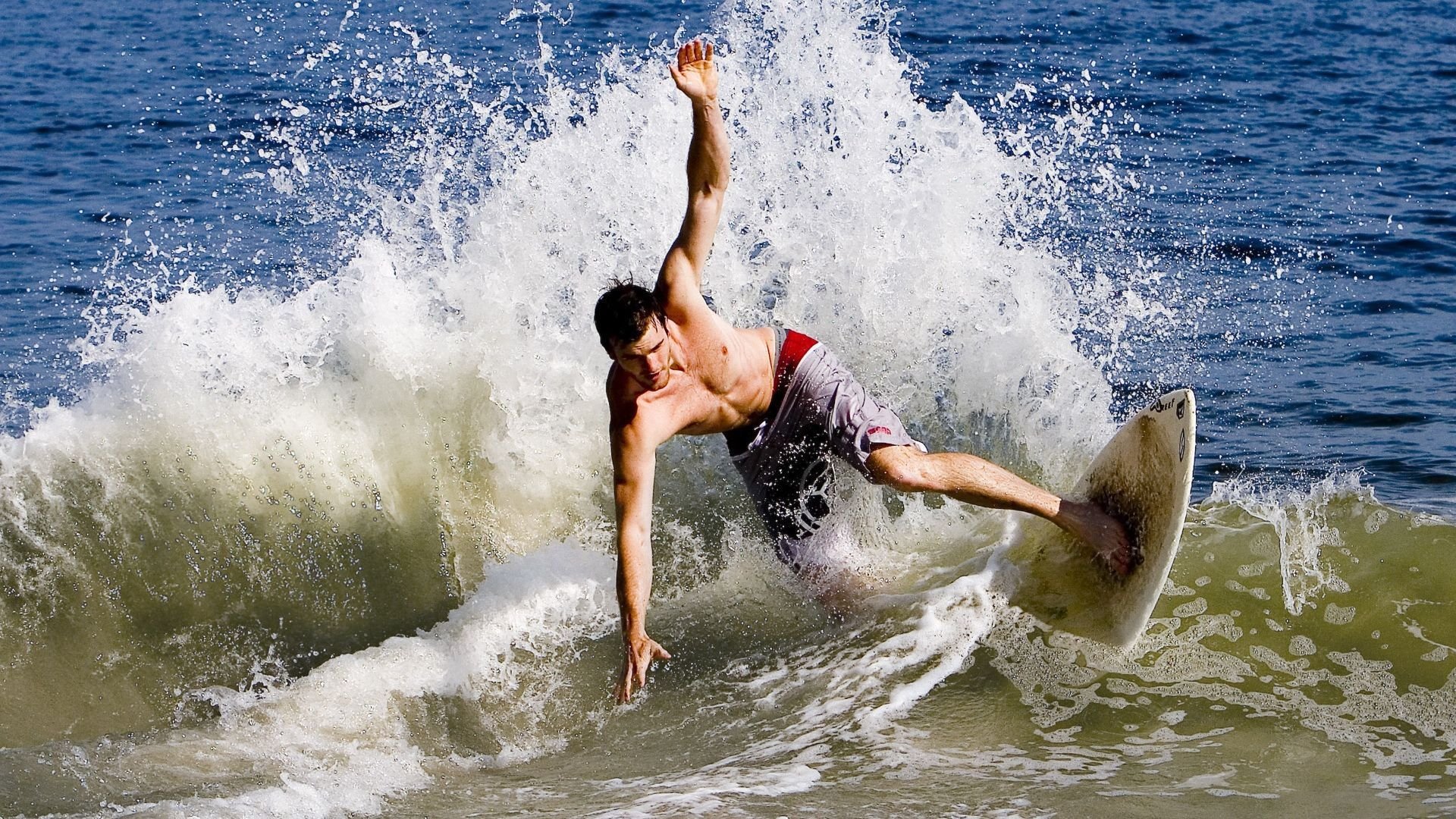 爱游戏娱乐-英超战火燎原：攻势如潮，第一时间创造奇迹，英超榜首大战